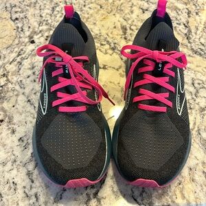 In excellent used condition. Women’s size 8.5 Brooks Levitate 5 sneakers.